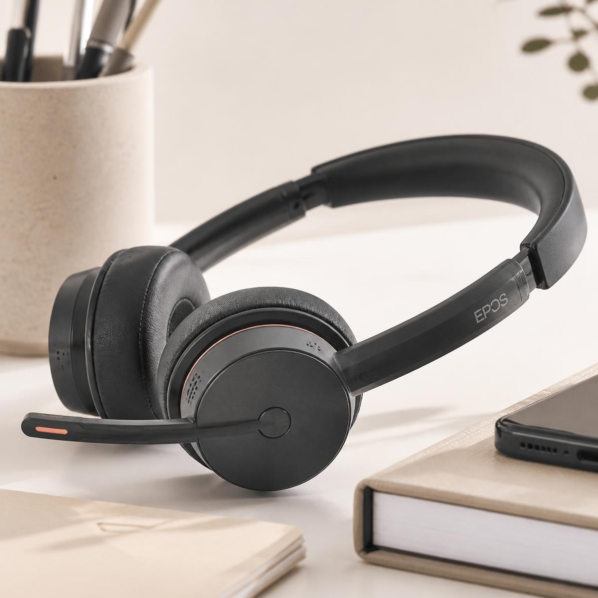Professionellt headset på ett ljust skrivbord – vi ringer kalla samtal varje dag